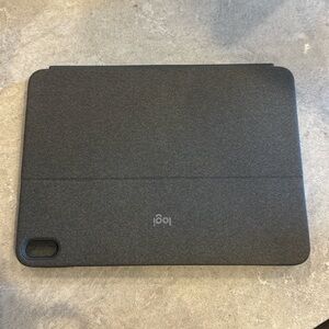 Ipad Case, brand is Logi apple brand. Gray color, keypad, perfect condition.